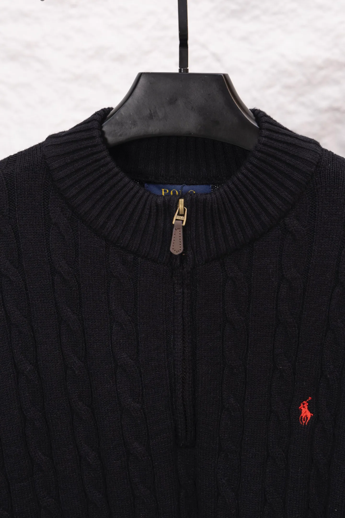 P230 Style No./F187 Rah Lauren classic pony embroidered stand-up collar knitted sweater. Made of 400 cotton gauze fabric with clear lines. The original customized lines are smooth and delicate. Better hand feel. Not easy to deform. Not easy to shrink. Not easy to fade. Maintain long-lasting beauty. Color Gray Black Size S-XL